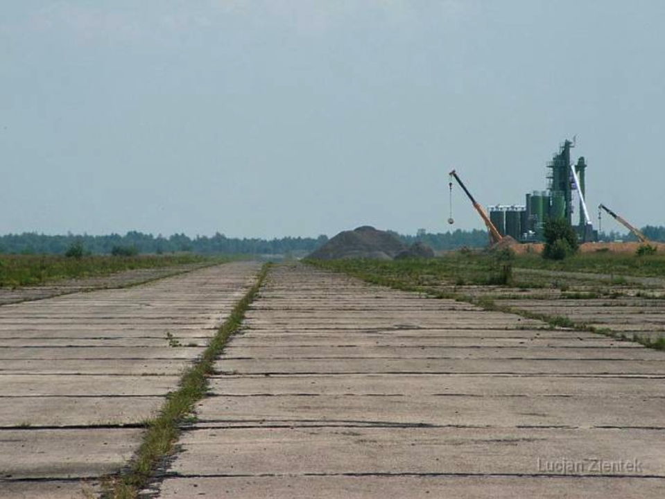 Lotnisko Krzywa, droga startowa i widoczna betoniarnia. 2007 rok. www.fortyfikacje.legnica