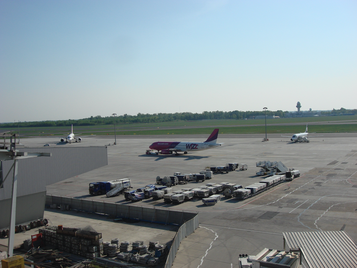 Ogólny widok na płytę lotniska z tarasu widokowego. Okęcie 2009 rok. Zdjęcie Karol Placha Hetman