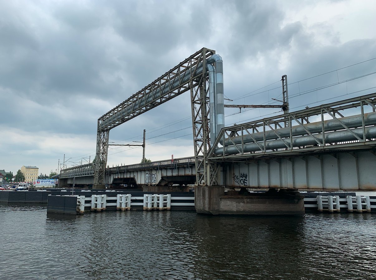 Żelazny most kolejowy z obrotowym jednym przęsłem. 2021 rok. Zdjęcie Karol Placha Hetman