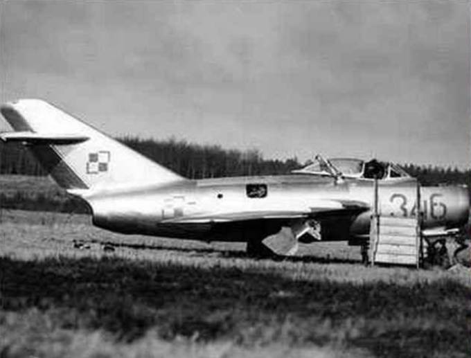MiG-15 nb 346 jako pomoc dydaktyczna w 31 LPSzk-B na Lotnisku Łask. 1962r.