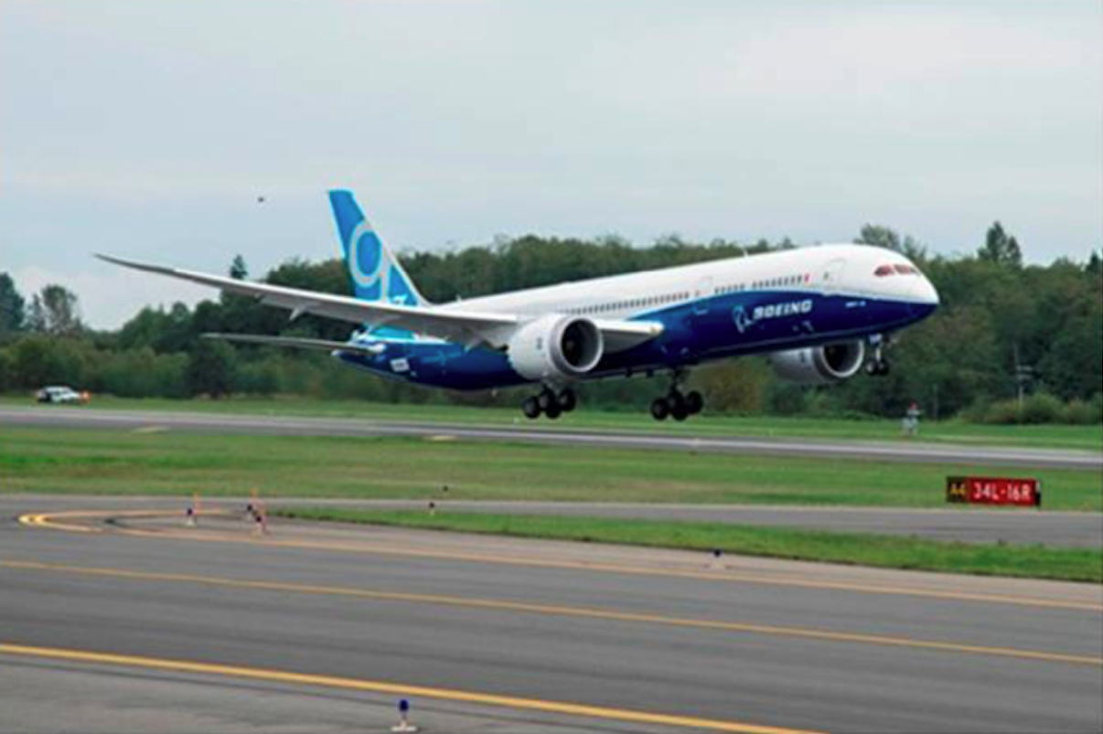 The flight of the B 787-9 prototype on 2 September 2013. Photo of Boeing