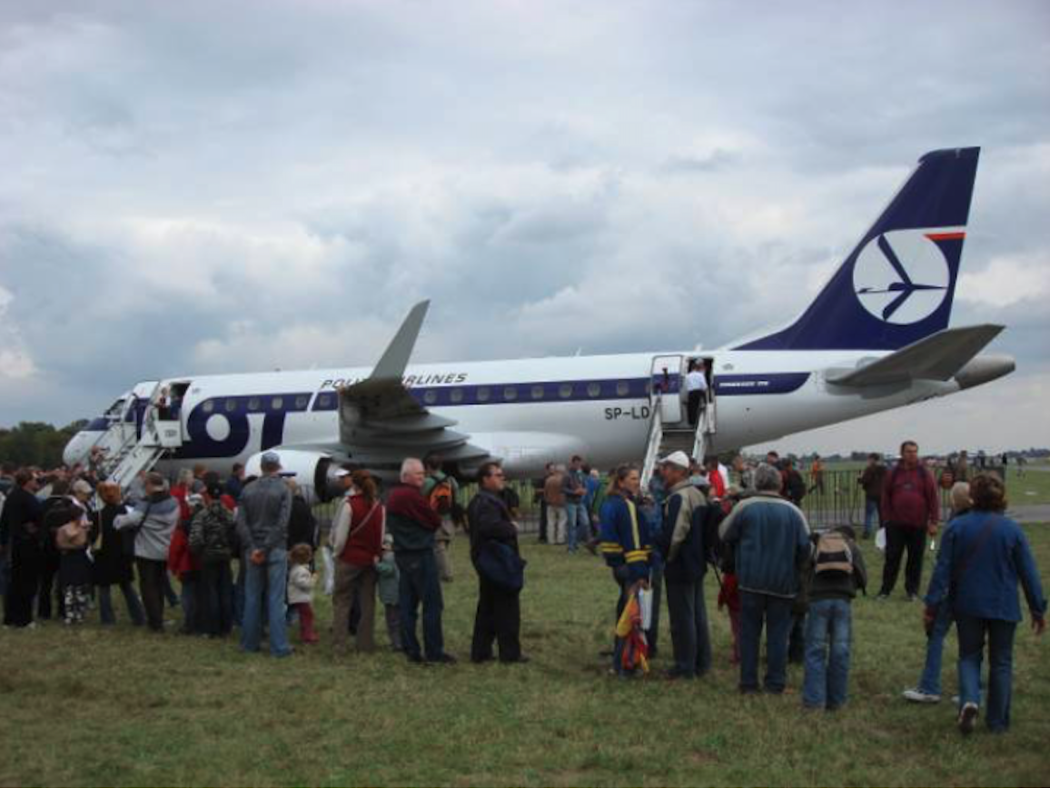 Kolejka osób chętnych zobaczyć samolot Embraer 170 SP-LDE w środku. Air Show Radom 2007 rok. Zdjęcie Karol Placha Hetman