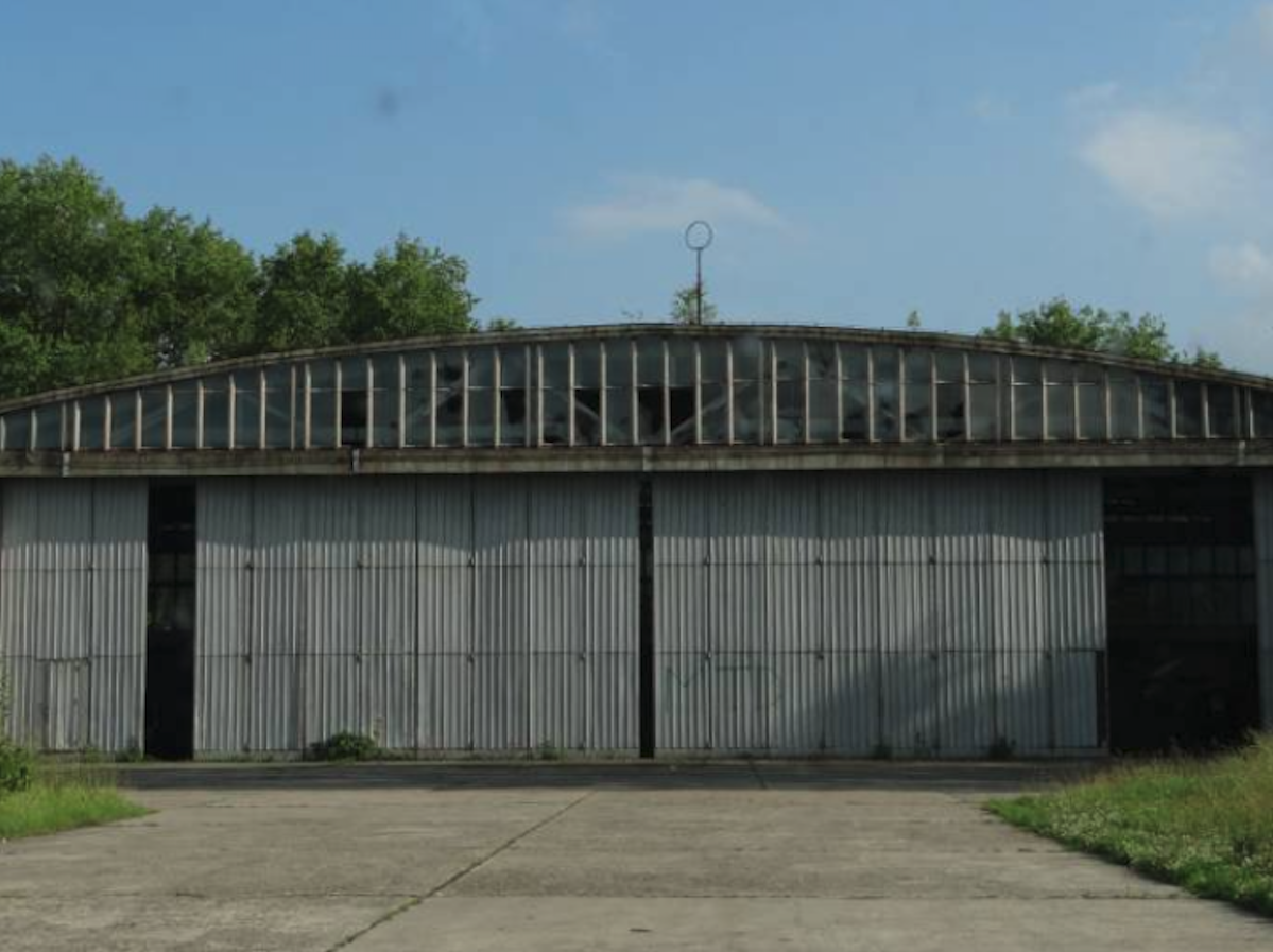 Hangar na Lotnisku Nowe Miasto nad Pilicą. 2012 rok. Zdjęcie Karol Placha Hetman