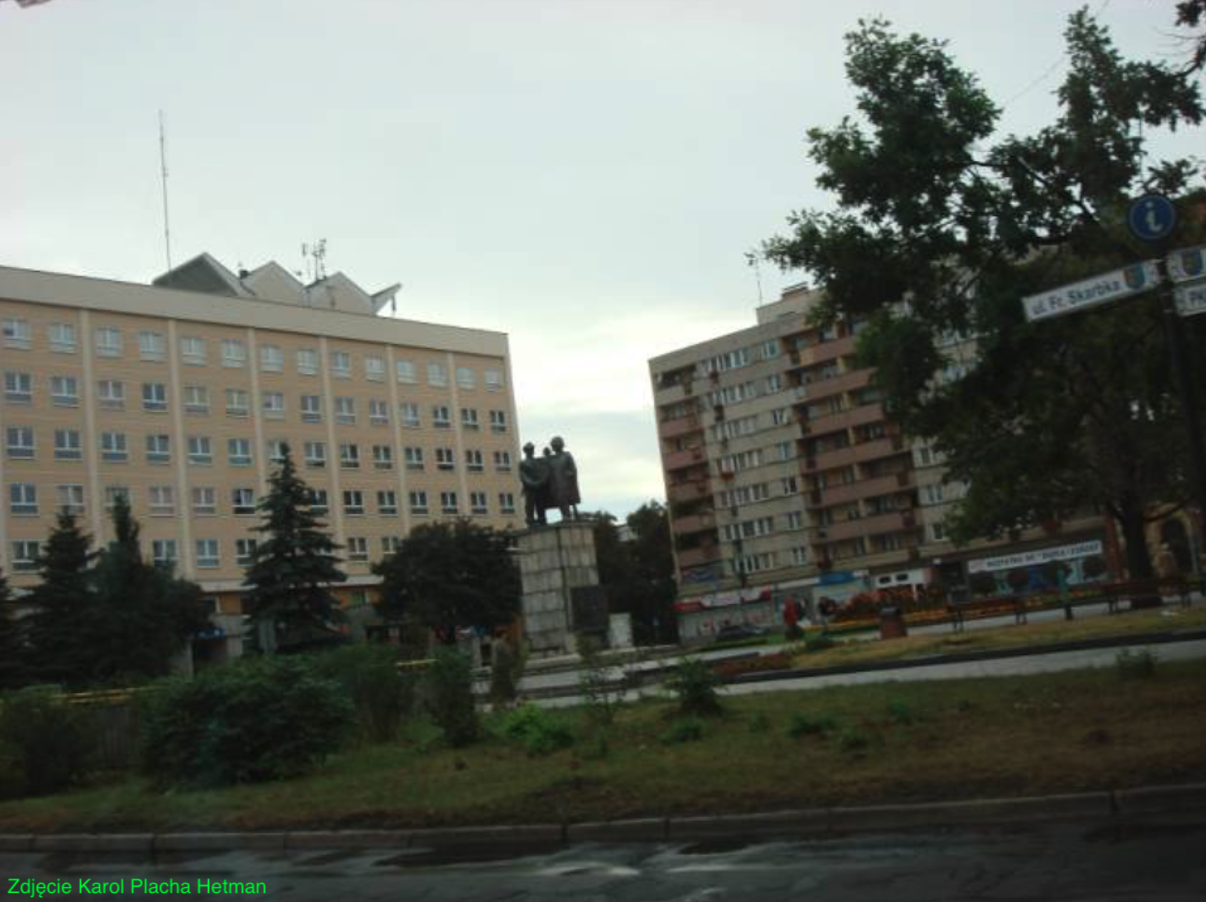 Legnica z wątpliwym pomnikiem. 2010 rok. Zdjęcie Karol Placha Hetman