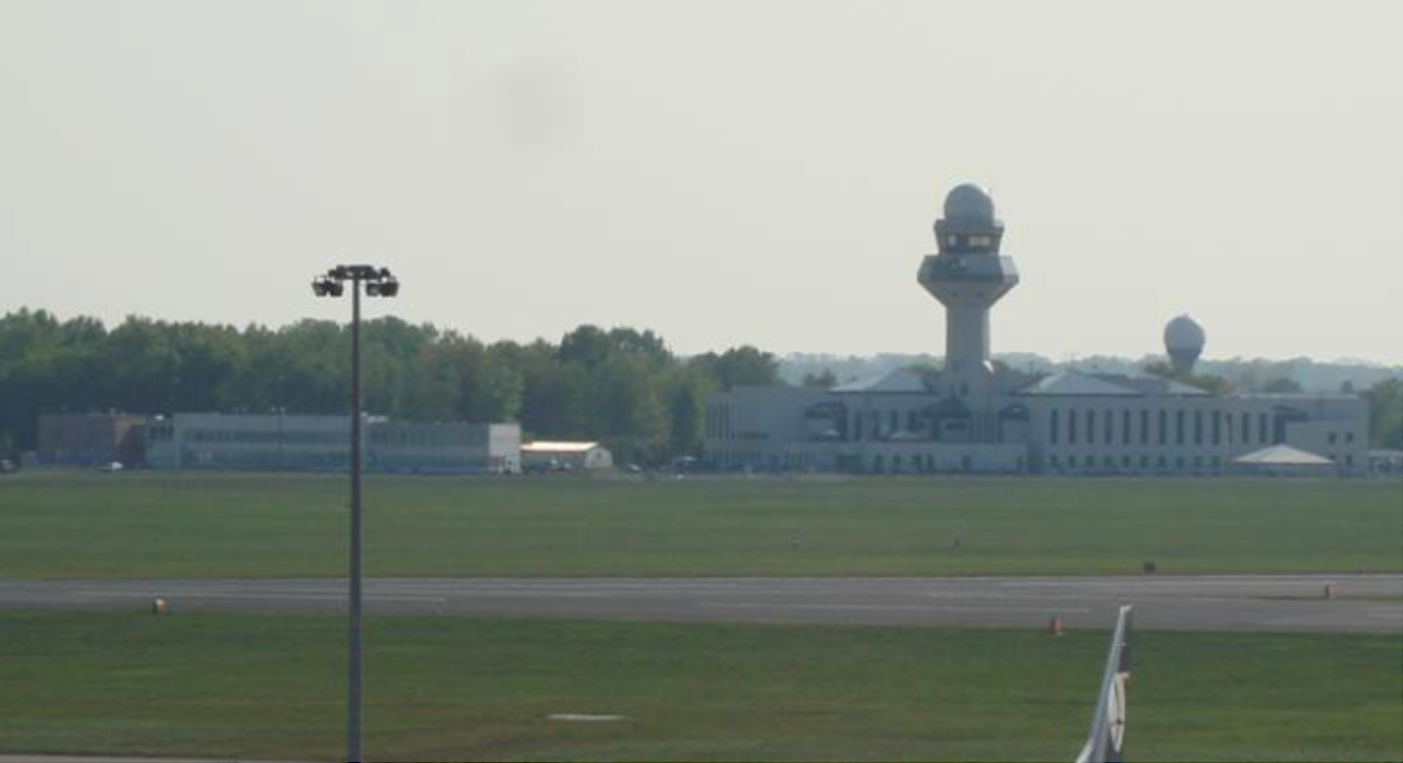 Centrum Kierowania Ruchem Lotniczym z 1964 roku, to budynek po lewej stronie (już bez wieży). Po prawej nowe centrum. 2009 rok. Zdjęcie Karol Placha Hetman