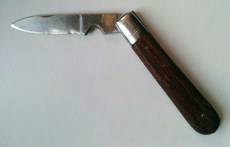 Nóż monterski Gerlach z półokrągłym ostrzem do ściągania izolacji. Zdjęcie Marek Kaiper