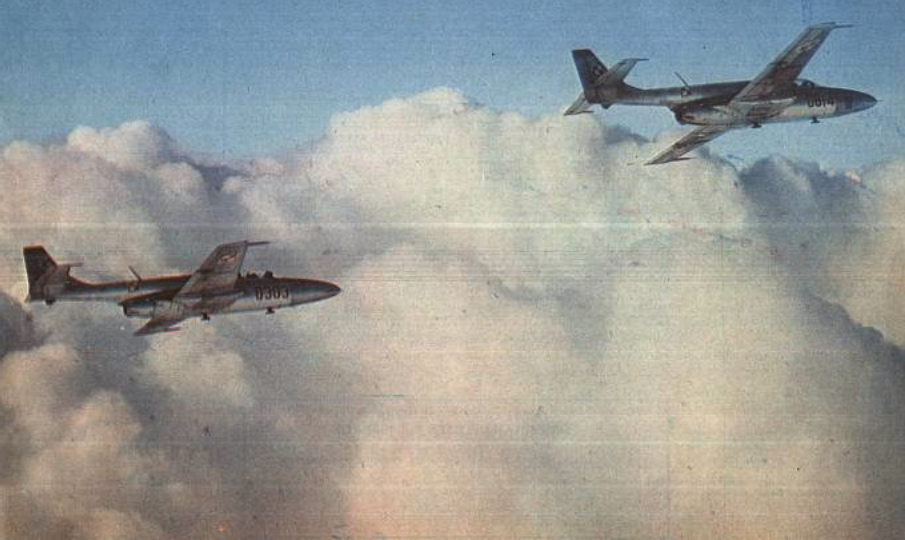TS-11 bis A nr 1H 03-03 i TS-11 bis B nr 1H 06-14 w locie. 1980 rok. Zdjęcie WAF.