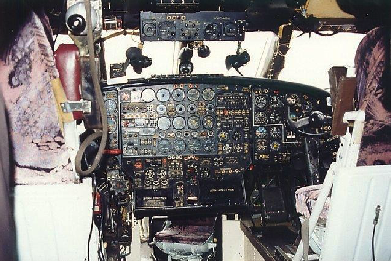 Kabina An-12. Pod tablicą widać przejście i fotel nawigatora. 1980 rok. Zdjęcie LAC
