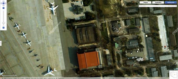 Wojskowa część Lotniska Okęcie. Na zdjęciu widoczne samoloty; 1 M-28 Bryza, 3 Jak-40, 2 Tu-154 M oraz śmigłowce. 2008r.