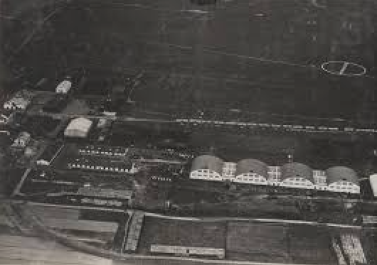 Lotnisko Rakowice. Stacja Lotnicza. Widoczne cztery hangary stacji lotniczej. 1924 rok. Zdjęcie LAC
