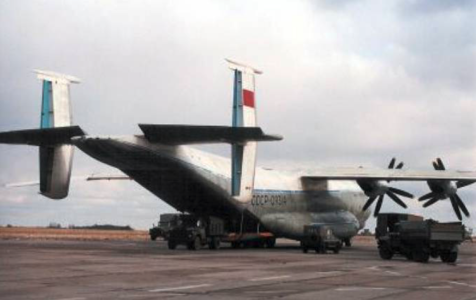 Samolot transportowy An-22 na Lotnisku Krzywa. 1992 rok. Zdjęcie LAC
