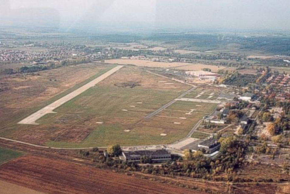 Lotnisko Legnica. Widok w kierunku zachodnim. 2000 rok. Zdjęcie LAC