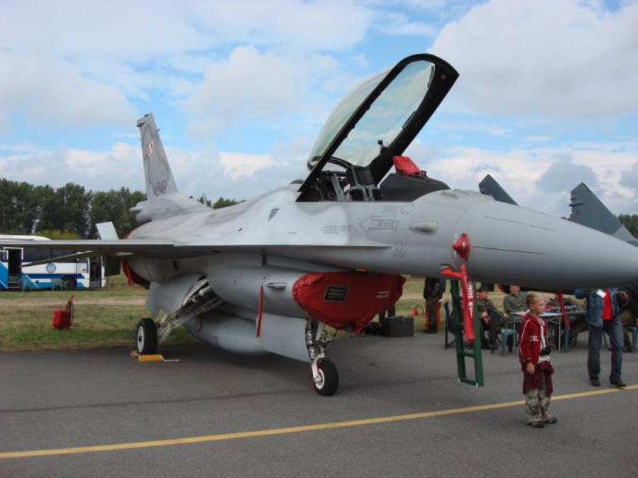 Jastrząb F-16 C nb 4048 in Radom. September 1, 2007 Photo by Karol Placha Hetman