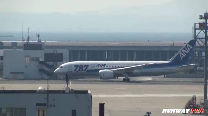 Pierwszy samolot B 787-8 przewoźnika ANA po wymianie akumulatorów szykuje się do lotu. Japonia 1.05.2013 rok. Zdjęcie Runway Fun