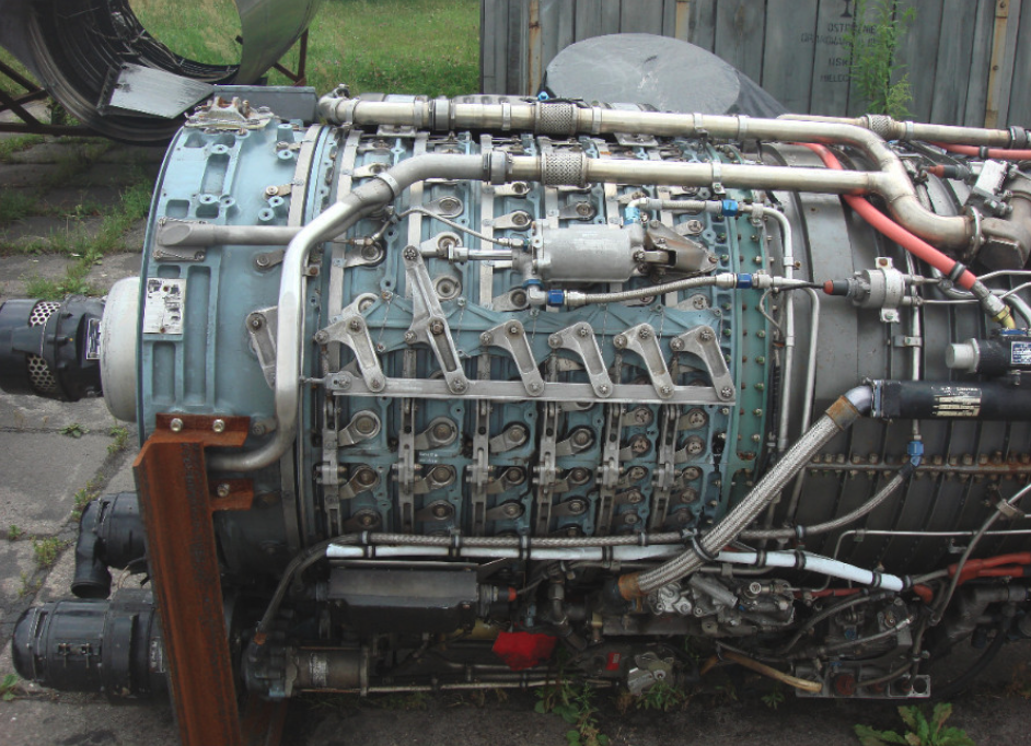 Silnik General Electric J79-GE-11A. Widoczny układ dźwigni przestawiający łopatki stojana. 2011 rok. Zdjęcie Karol Placha Hetman