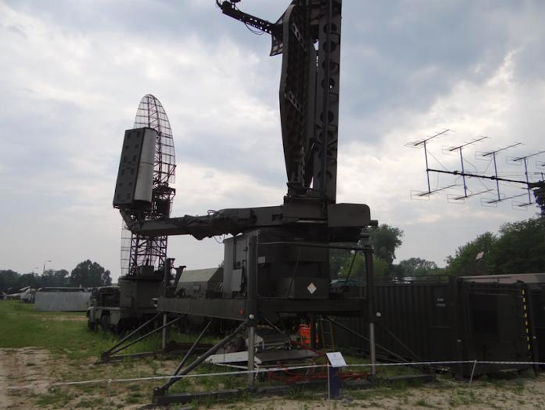NUR-11 w Muzeum Sił Powietrznych Dęblin. Podstawa i zestaw antenowy. Po prawej stronie kontener nadawczy. 2012 rok. Zdjęcie Karol Placha Hetman