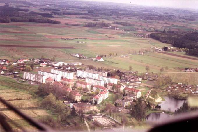 Osiedle Siemirowice. Na zdjęciu możemy dostrzec; Klub Garnizonowy, szkołę i kościół. 2000r.