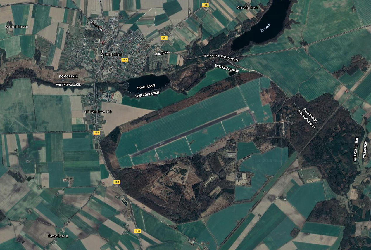 Lotnisko Debrzno w widoku z satelity. 2009 rok. Zdjęcie LAC