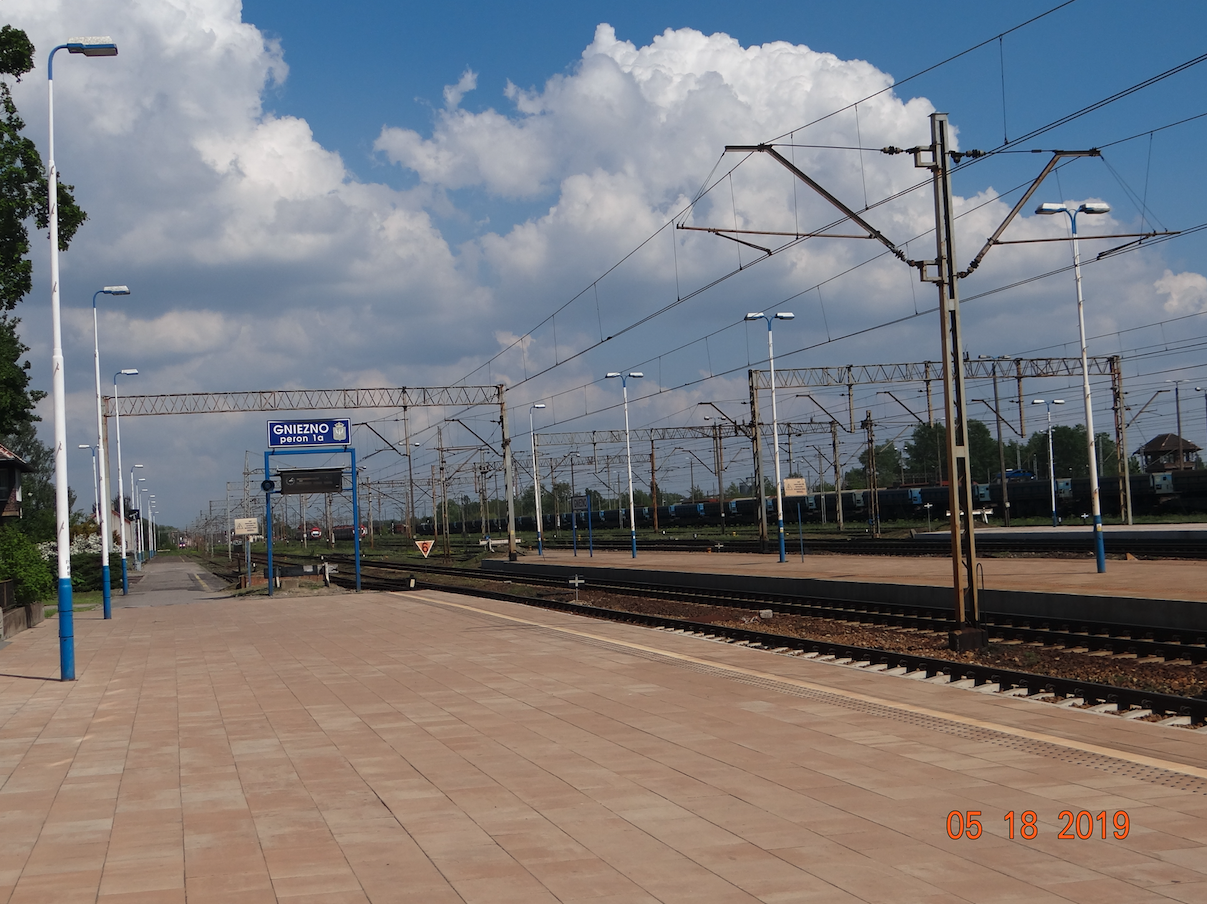 Dworzec Gniezno. Widok w kierunku Inowrocławia i Nakła. 2019 rok. Zdjęcie Karol Placha Hetman