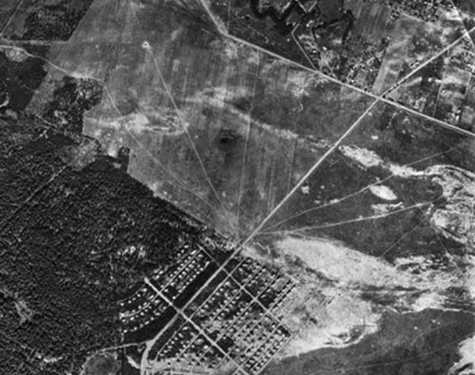Teren Lotniska Bemowo. Dobrze widoczne mieszkalne osiedle łączności. 1939 rok. Zdjęcie LAC
