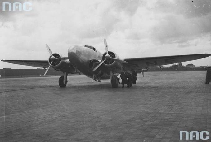 Lockheed L-14 Super Electra SP-BNE na Lotnisku Okęcie. 1938 rok. Zdjęcie Narodowe Archiwum Cyfrowe.