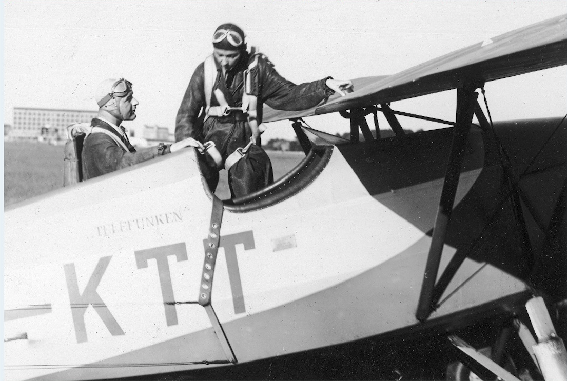 Pilot Stefania Wojtulanis zajmuje miejsce w samolocie RWD-10 SP-KTT ufundowanym przez pracowników Krajowej Fabryki Radioodbiorników "Telefunken" w 1937 roku. 1939 rok. Zdjęcie LAC