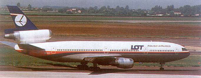 DC-10-30 rejestracja 9M-MAT wypożyczony do PLL LOT, Lotnisko Okęcie 1994r. Zdjęcie LAC