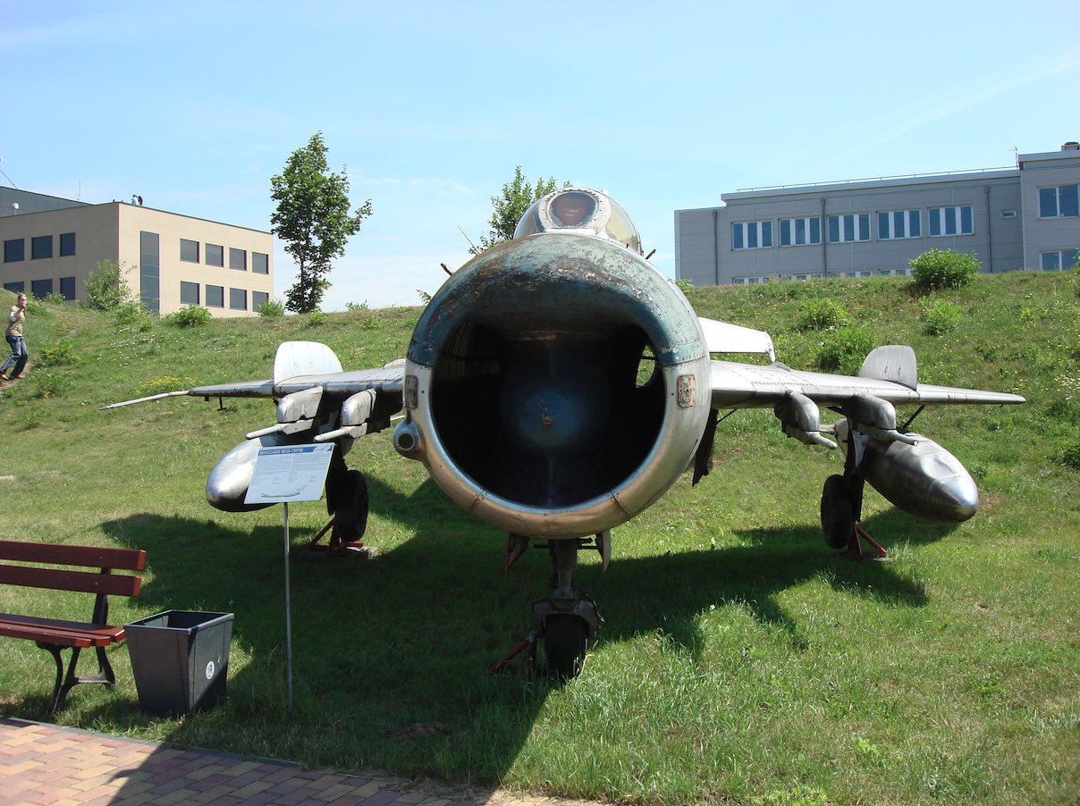 MiG-19 PM nb 905. Widoczny brak silników. Czyżyny 2007 rok. Zdjęcie Karol Placha Hetman