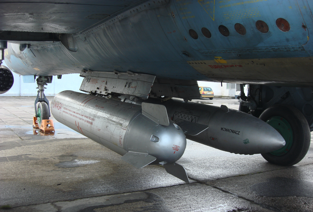 Zasobnik bomb kasetowych, a po prawej zasobnik strzelecki SPPU-22-01. 2009 rok. Zdjęcie Karol Placha Hetman