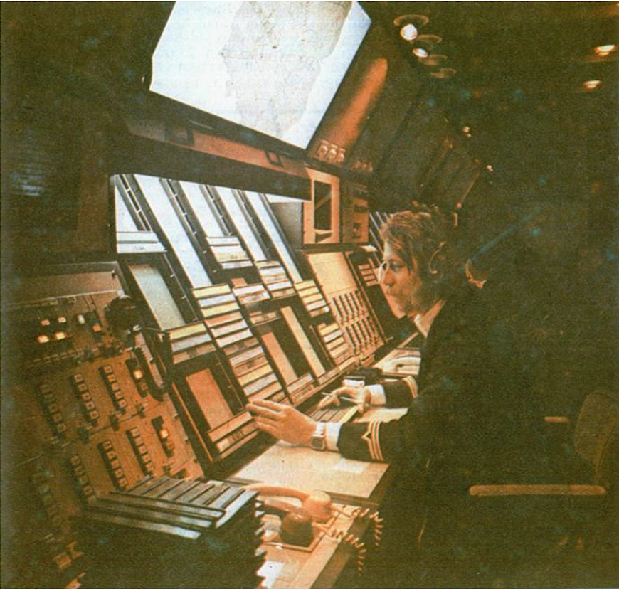 Sala operacyjna Centrum. Stanowisko operacyjne Kontrolera Obszaru sektora wschodniego. 1983 rok. Zdjęcie LAC