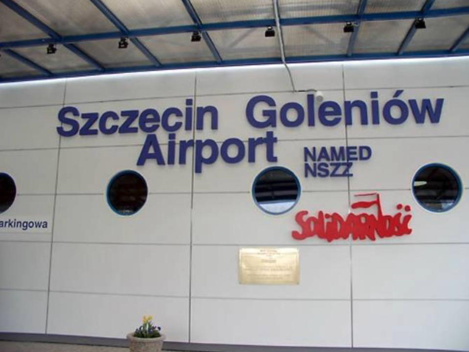 Lotnisko Szczecin-Goleniów. 2009 rok. Zdjęcie LAC