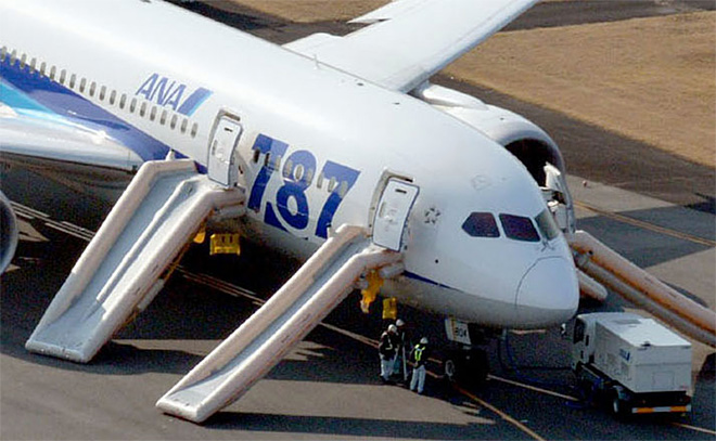 B 787-8 linii ANA po przymusowym lądowaniu i ewakuacji pasażerów. 14.01.2013 rok. Zdjęcia ANA