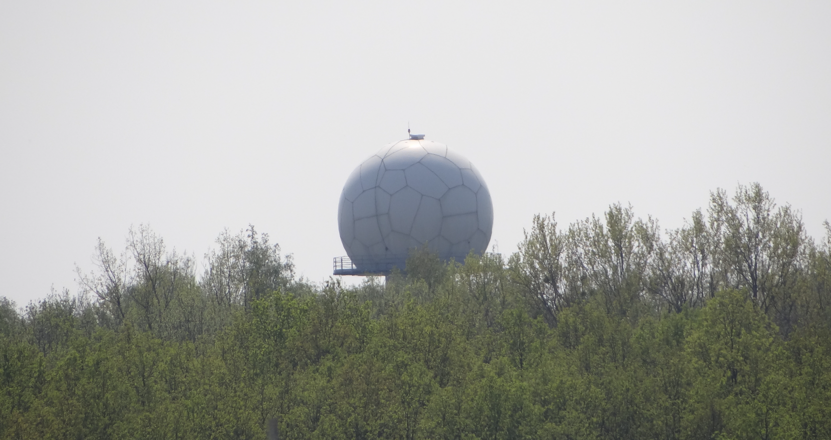 Lotnisko Strachowice. Stacja radiolokacyjna, radar pogodowy. 2018 rok. Zdjęcie Karol Placha Hetman