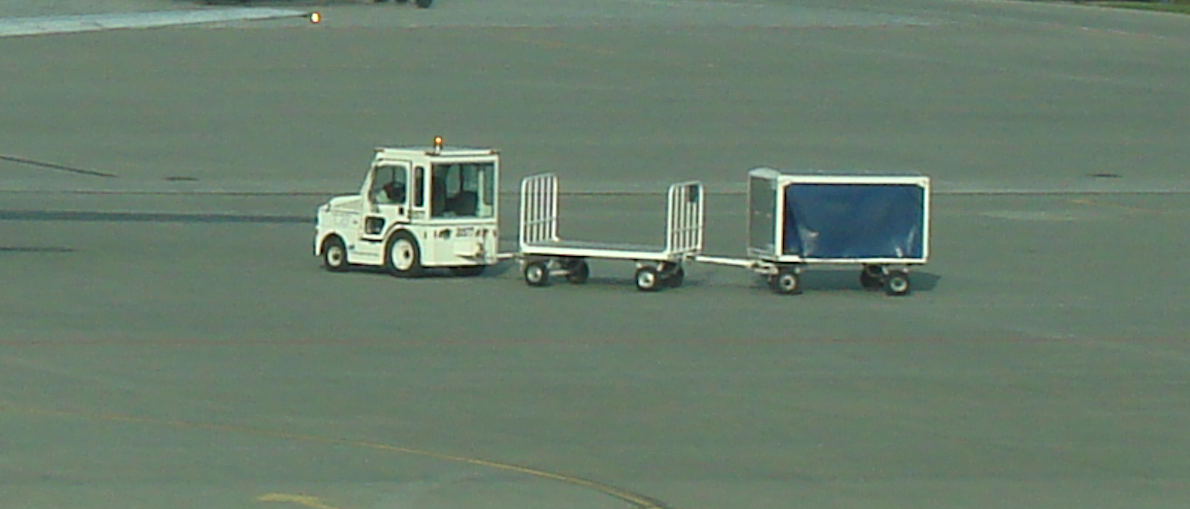 Wózki bagażowe z holownikiem. 2009 rok. Zdjęcie Karol Placha Hetman