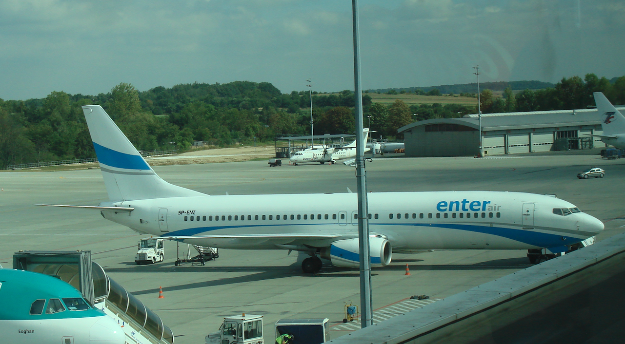 Boeing B.737-85F rejestracja SP-ENZ, firmy Enter Air. Balice 2011 rok. Zdjęcie Karol Placha Hetman