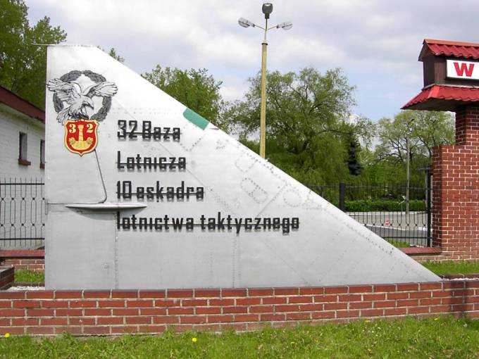 Symbol Lotniska Łask. Skrzydło samolotu MiG-21. 2006r.