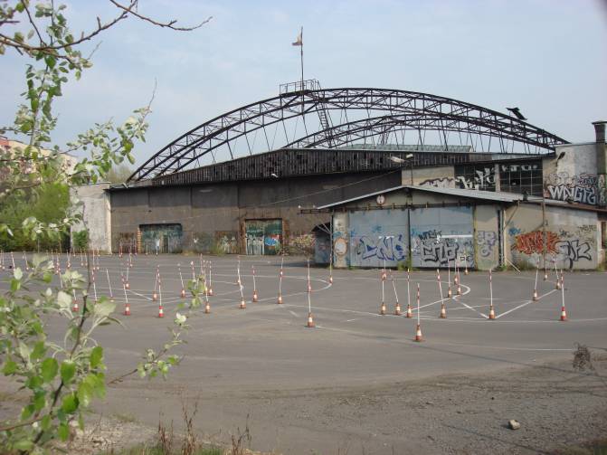 Hangar przy ulicy Stella-Sawickiego. 2009r.