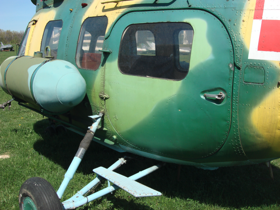 Mi-2 Główne drzwi do ładowni. W wersjach wojskowych czasami były odsuwane do tyłu. 2010 rok. Zdjęcie Karol Placha Hetman
