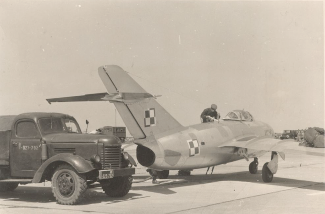 Tankowanie samolotu PZL Lim-2 z samochodu cysterny-dystrybutora ZIS-151. Lotnisko Krzesiny 1959r. Zdjęcie LAC