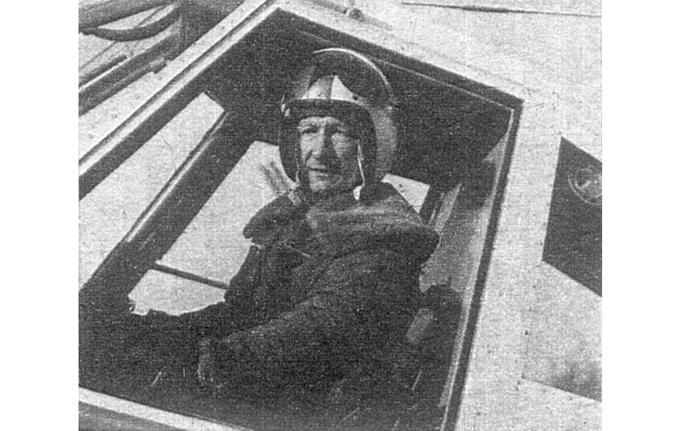 Pilot inżynier Andrzej Pamuła za sterami PZL M-18 Dromader nr 1ZP 01-02 rejestracja SP-PBW 1976r. Zdjęcie LAC