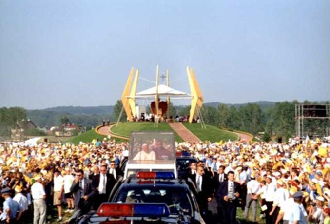 Jan Paweł II na Lotnisku Elbląg 6.06.1999r. Zdjęcie ze strony www. umelbląg.pl