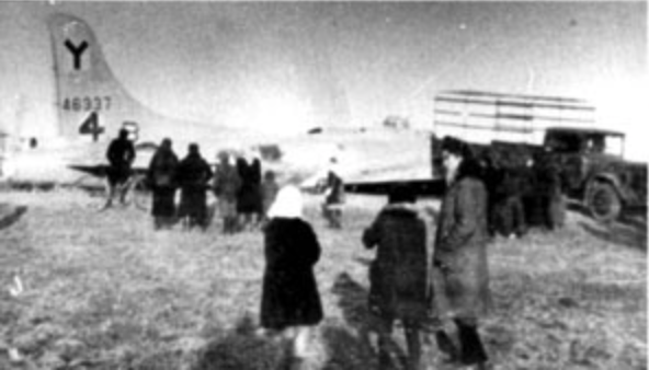 Zdjęcie Candie wykonane przez Panią Irenę Halicką, którą ubezpieczały dwie koleżanki. Na dole zdjęcia cienie tych osób. 1944 rok