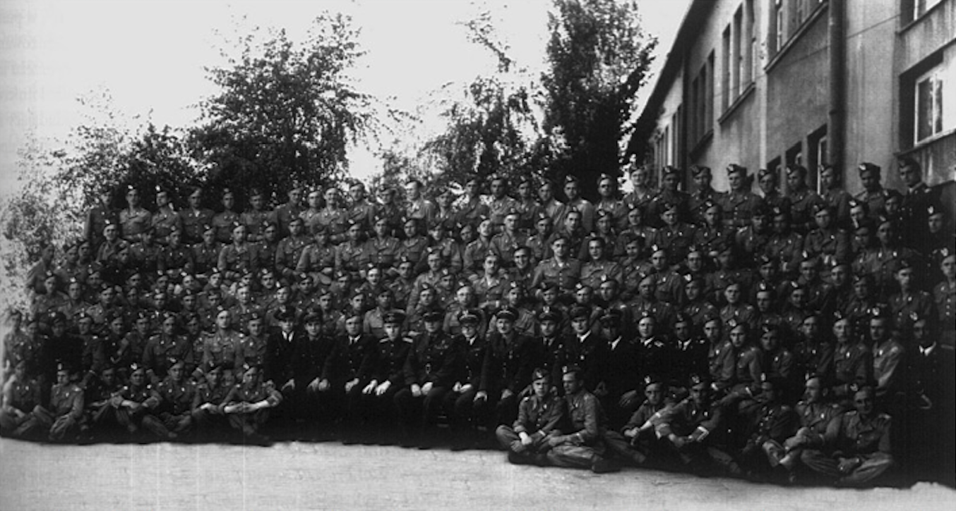 Pułkownik pilot Bernard Adamecki (w furażerce). 1946 rok. Zdjęcie muzeum historyczne