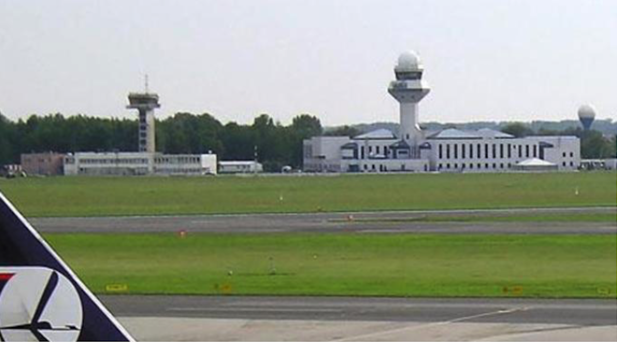 Centrum Kierowania Ruchem Lotniczym z 1964 roku, to budynek po lewej stronie. Po prawej nowe centrum. 2005 rok. Zdjęcie Karol Placha Hetman