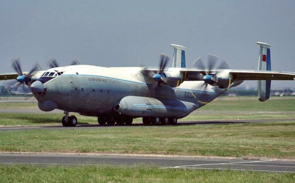 Samolot transportowy An-22. 1992 rok. Zdjęcie LAC