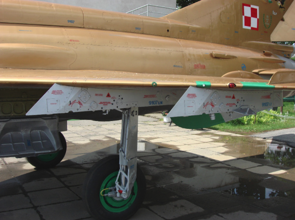 MiG-21 MF nb 9107 po renowacji. Doskonale widoczne napisy eksploatacyjne. Czyżyny 2009 rok. Zdjęcie Karol Placha Hetman