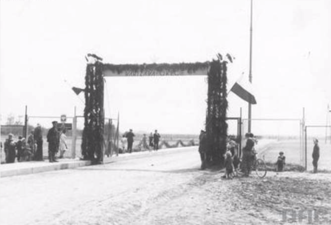Brama wjazdowa na Lotnisko Okęcie. 29 kwiecień 1934 rok. Zdjęcie NAC
