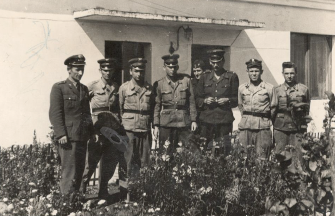 Żołnierze służby MPS przed budynkiem laboratorium. Lotnisko Krzesiny 1959r. Zdjęcie LAC