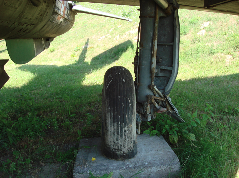 Podwozie główne MiG-21 F-13. 2007 rok. Zdjęcie Karol Placha Hetman