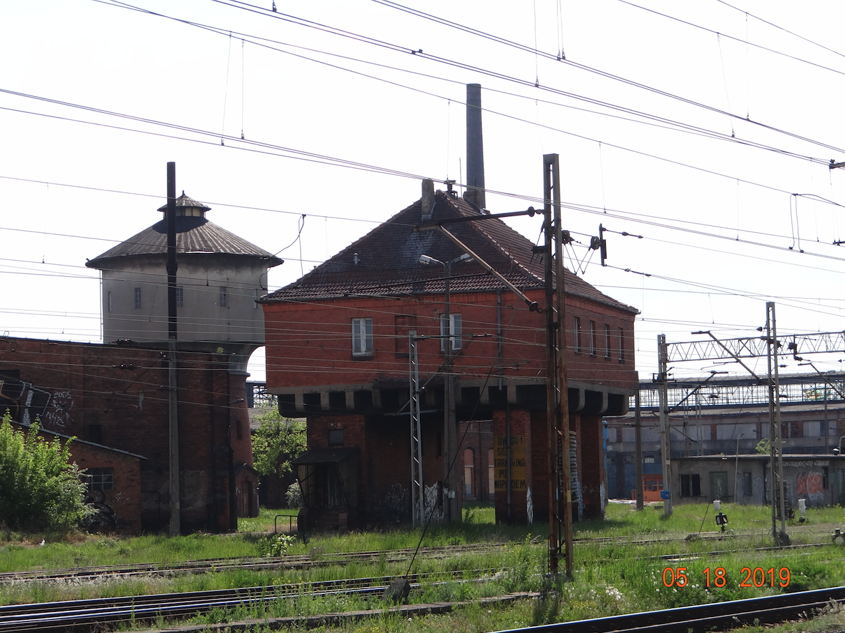 Gniezno. Nastawnia, wieża wodna i lokomotywownie. 2019 rok. Zdjęcie Karol Placha Hetman